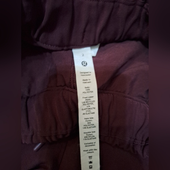 Lululemon 4.5 Relaxed High Rise Cargo Shorts Size 2 - Picture 4 of 7